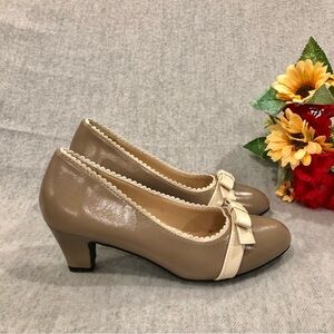 NWOT - Comfort Well Tan Heeled Pumps with Charming Cream Scallop Trim & Bows